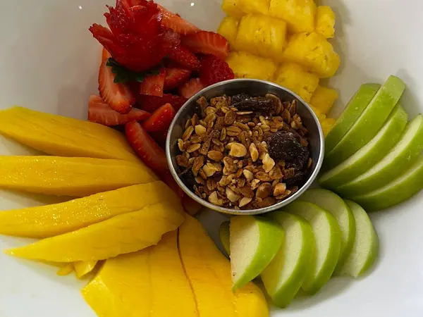 Bowl de frutas con mango, piña, fresas, manzana verde y granola (Al Punto)