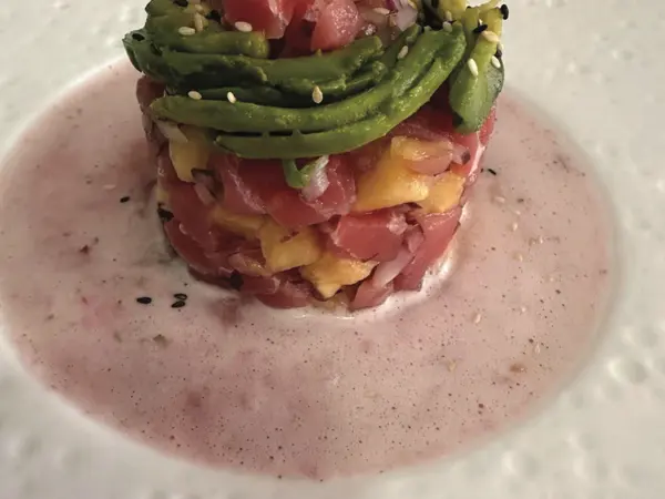 Tartar de atún con piña y aguacate (Al Punto)