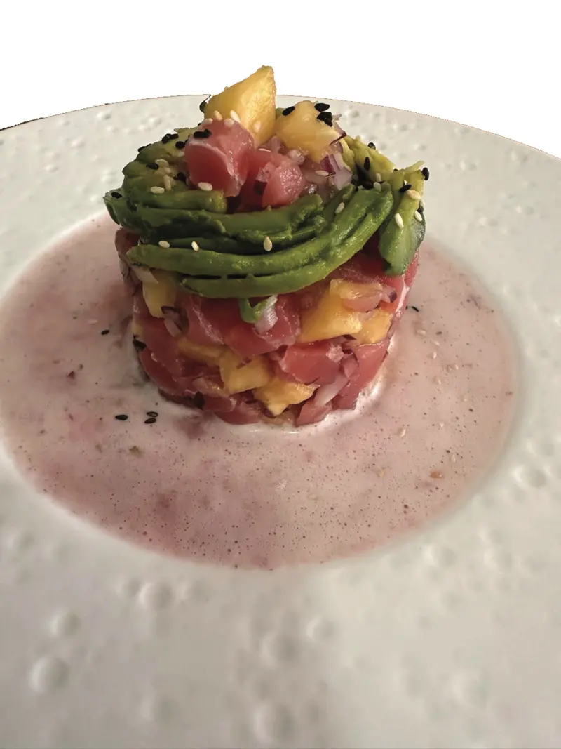 Tartar de atún con piña y aguacate