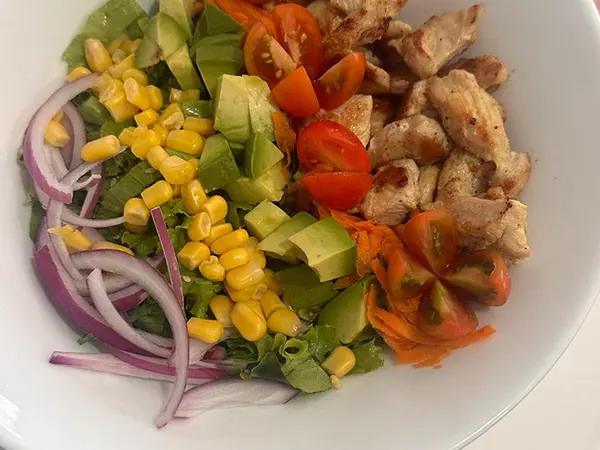 Ensalada de pollo con maíz dulce, tomate cherry, cebolla morada y aguacate (Al Punto)