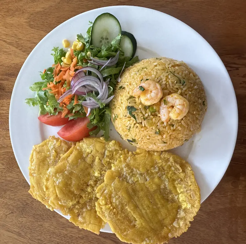 Arroz con camarones con patacones y ensalada verde