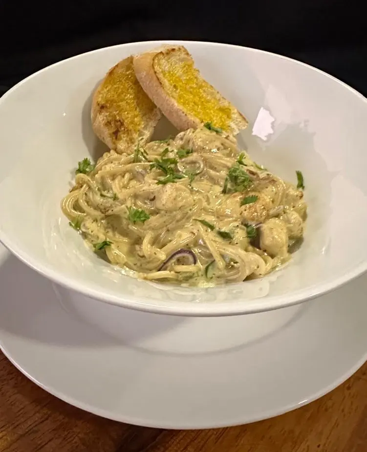 Spaghetti en salsa blanca con pan de ajo