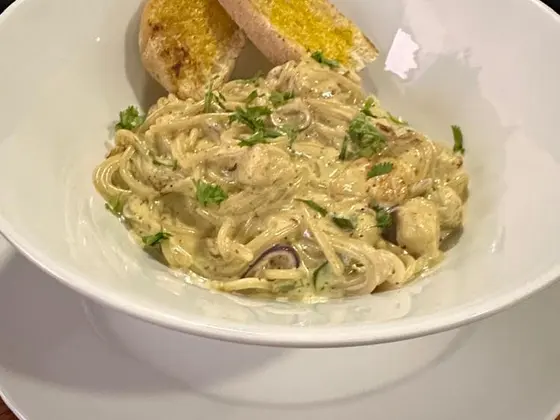 Spaghetti en salsa blanca con pan de ajo