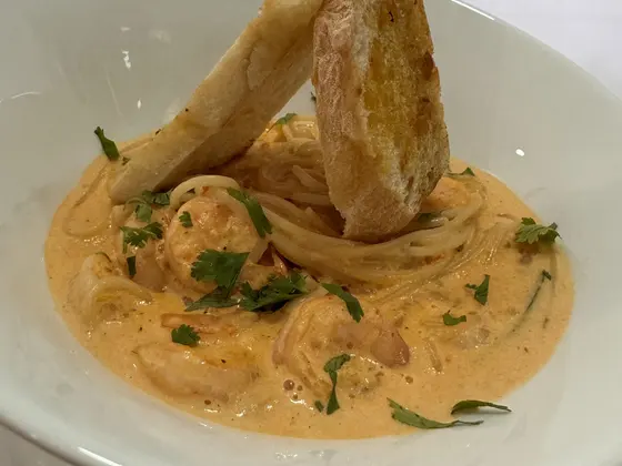 Spaghetti con camarones en salsa aurora y pan tostado