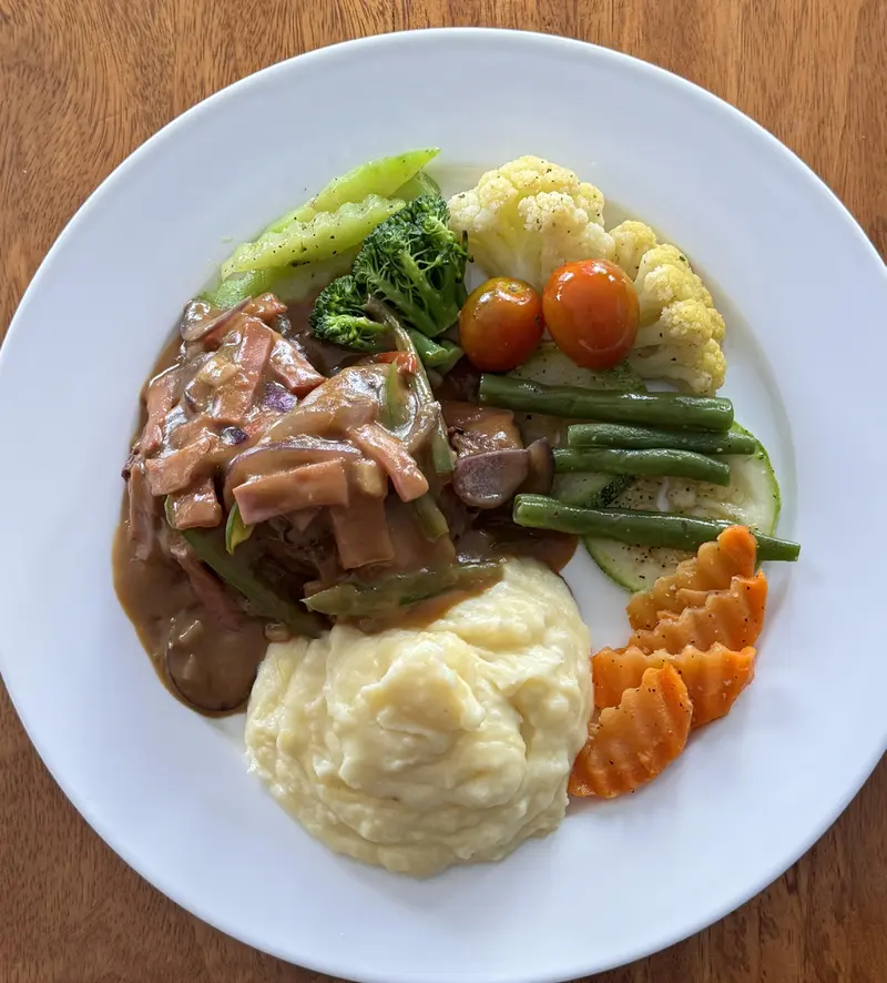 Lomito en salsa strogonoff con puré de papa y vegetales