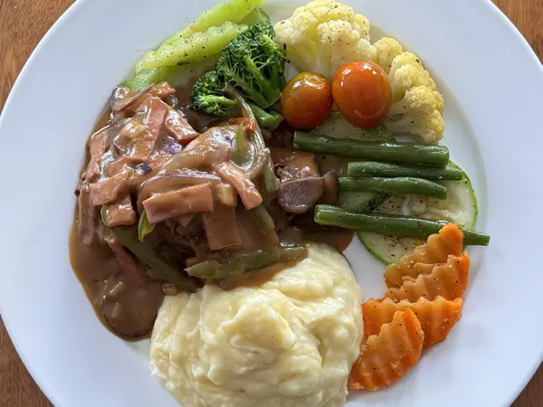 Lomito en salsa strogonoff con puré de papa y vegetales (Al Punto)