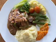 Lomito en salsa strogonoff con puré de papa y vegetales