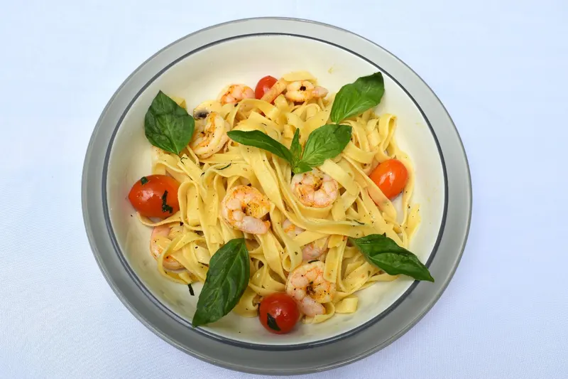 Pasta con camarones en salsa de tomate y albahaca