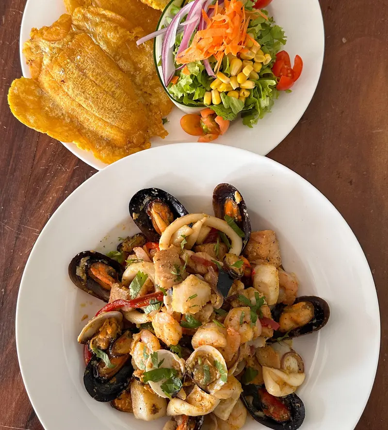 Mariscada con camarones y mejillones, y pescado con patacones