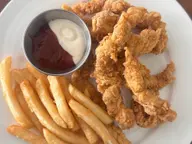 Dedos de pollo empanizados con papas fritas y salsas