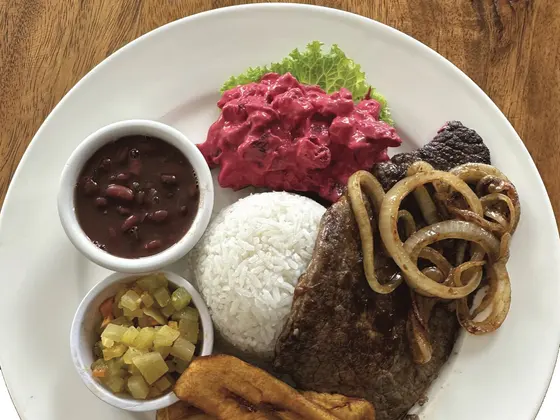 Casado con bistec encebollado, arroz, frijoles, picadillo, ensalada de remolacha y plátano maduro