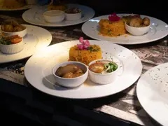 Arroz con camarón con guarniciones en tazones pequeños
