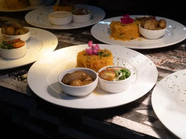 Arroz con camarón con guarniciones en tazones pequeños